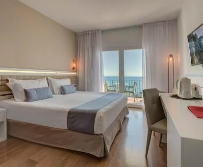 Una de las amplias habitaciones con vistas al mar de este hotel con encanto.