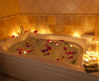 Bañera de hidromasaje privada de la suite con decoración romántica.