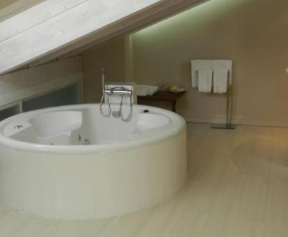 Bañera de hidromasaje circular del loft del alojamiento.