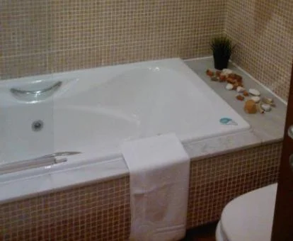 Bañera de hidromasaje en el baño de una de las habitaciones dobles del hotel.