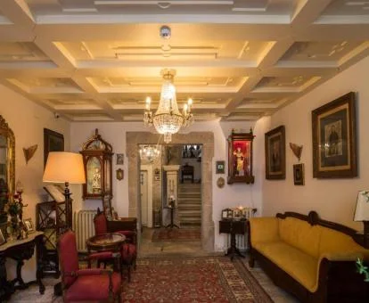 Una de las acogedoras zonas comunes de este elegante hotel de estilo tradicional.