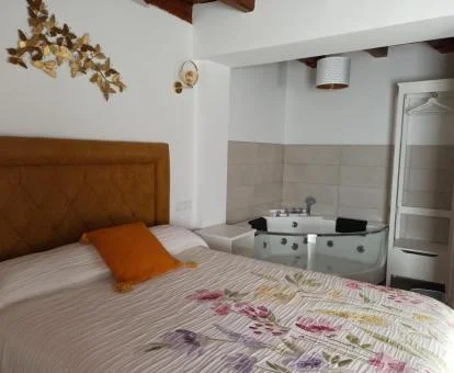 Dormitorio con jacuzzi privado de uno de los apartamentos del establecimiento.