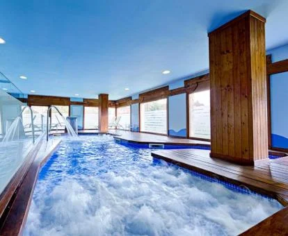 Piscina con elementos de hidroterapia y vistas al exterior de este hotel con encanto.