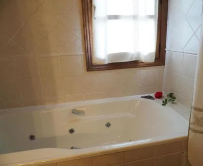 Jacuzzi privado de la suite del hotel.