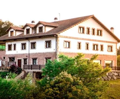 Precioso edificio de este hotel con encanto rodeado de naturaleza.