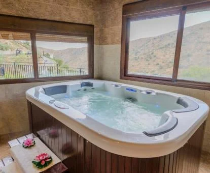 Acogedor espacio de bienestar con jacuzzi privado de uno de los alojamientos del establecimiento.