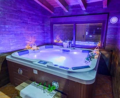 Amplio baño de la Casa Deluxe de un dormitorio con bañera de hidromasaje.