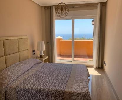 Dormitorio con vistas al mar de este precioso apartamento con jacuzzi privado.