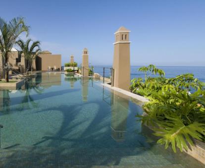 Preciosa piscina exterior con vistas al mar de este hotel con encanto.