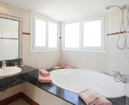 Baño con jacuzzi privado de la suite del hotel.