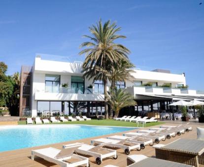 Edificio de este hotel con encanto con piscina, amplios jardines y solarium.