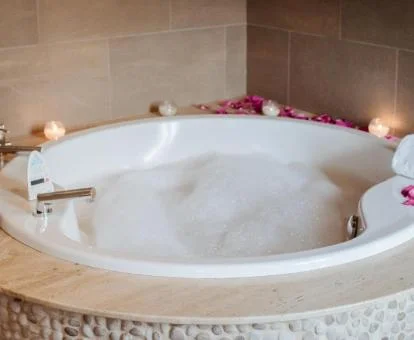 Jacuzzi privado con decoración romántica de la Habitación Doble Deluxe del hotel.
