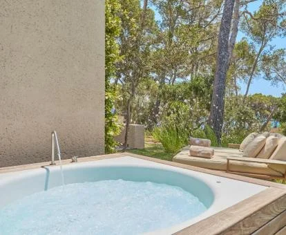 Jacuzzi al aire libre de la suite superior del hotel.