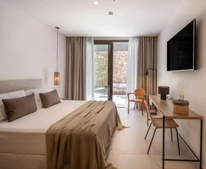 Una de las acogedoras habitaciones con terraza de este hotel con encanto.
