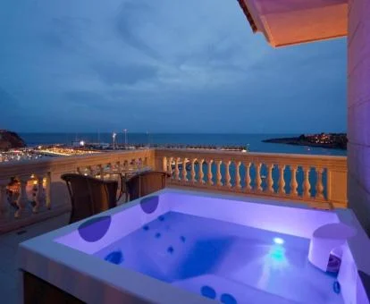 Precioso jacuzzi exterior con vistas al mar en la terraza de la Suite Junior.