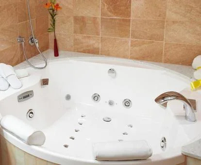 Bañera de hidromasaje redonda de la Habitación Doble Deluxe con balcón.