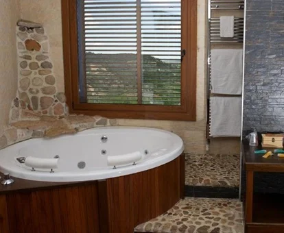 foto de la bañera de hidromasaje que se encuentra en el cuarto de baño y que se encuentra justo debajo de la ventana que da al campo