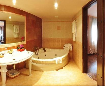 Precioso jacuzzi en el baño de la suite del hotel.