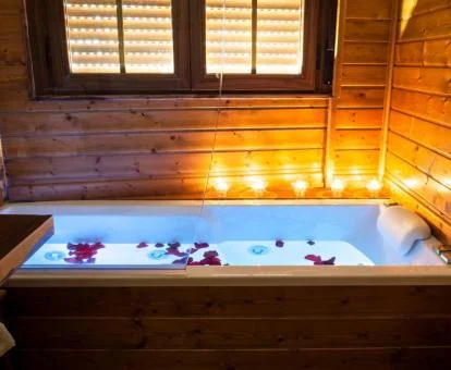 Amplio jacuzzi privado con decoración romántica de la Habitación Doble Superior.