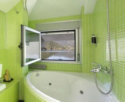 Baño con jacuzzi privado de la Habitación Doble Ático.