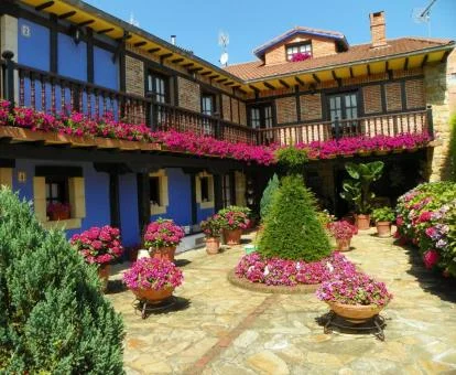 Edificio de este coqueto hotel con encanto con bellas zonas exteriores.