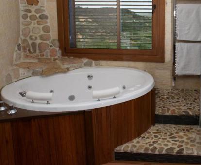 Bañera de hidromasaje privada en el baño de la Habitación Doble del hotel.