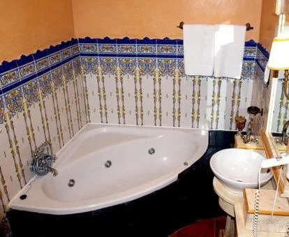 Baño con jacuzzi privado de la suite junior del hotel.