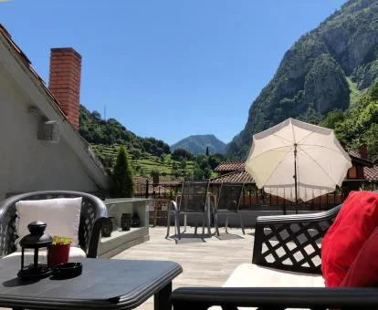Terraza amueblada con vistas a las montañas de este hotel con encanto.