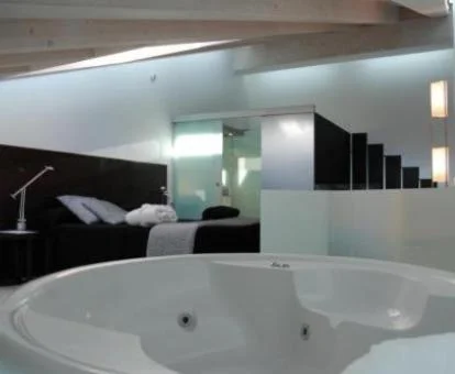 Una de las habitaciones con jacuzzi privado del hotel.
