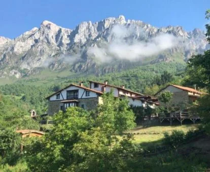 Precioso edificio de esta posada en un maravilloso entorno natural para descansar.
