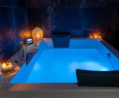Amplio jacuzzi privado para dos personas de uno de los apartamentos de un dormitorio del establecimiento.