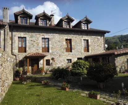 Edificio de esta acogedora posada con habitaciones con jacuzzi privado.