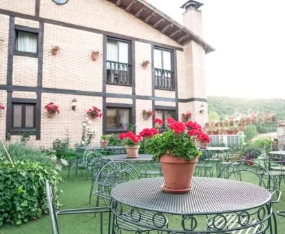 Edificio de esta acogedora posada con amplios jardines y mobiliario al aire libre.