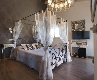 Una de las elegantes habitaciones con cama con dosel del hotel.