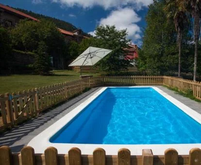 Piscina exterior rodeada de jardines de este hotel con encanto.