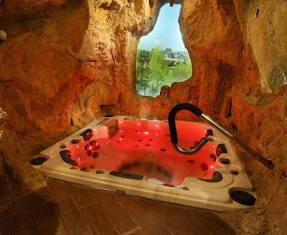 Jacuzzi privado de una de las habitaciones del hotel.