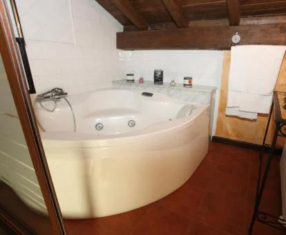Gran jacuzzi privado en el baño de la suite.