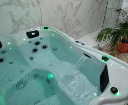 Jacuzzi privado para varias personas de la Suite Deluxe del hotel.