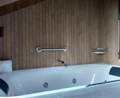 Jacuzzi privado del Apartamento Deluxe del establecimiento.