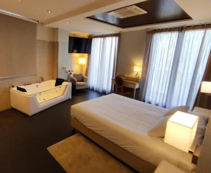Una de las amplias habitaciones con jacuzzi privado de este hotel con encanto