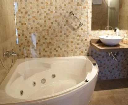 Jacuzzi privado del apartamento ático del alojamiento.