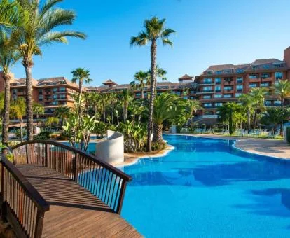 Fabuloso edificio de este hotel con encanto con gran piscina al aire libre.