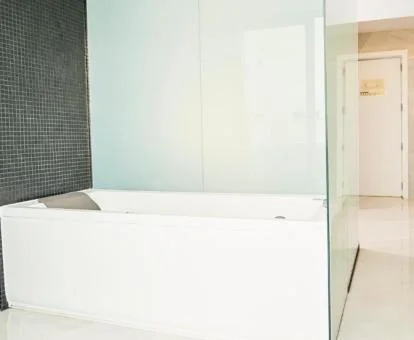 Bañera de hidromasaje privada de la Suite del hotel.