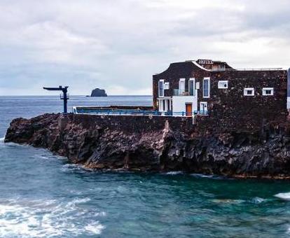 Precioso hotel independiente rodeado de un fabuloso entorno natural junto al mar.