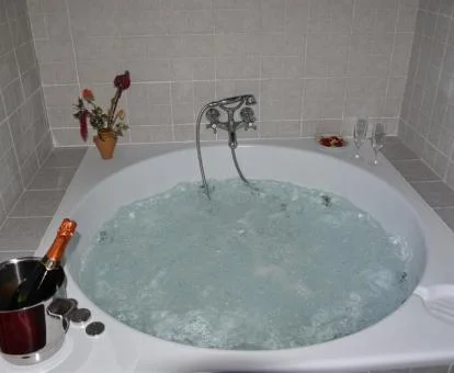 Jacuzzi privado el Apartamento en planta ático superior.