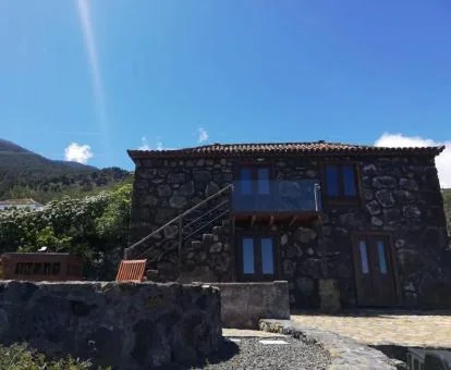 Preciosa casa rural de piedra en un entorno natural ideal para descansar.