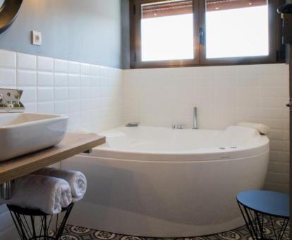 Bañera de hidromasaje amplia en el baño de la Suite Junior con terraza.