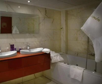 Bañera de hidromasaje privada en el baño de la Suite Ático.