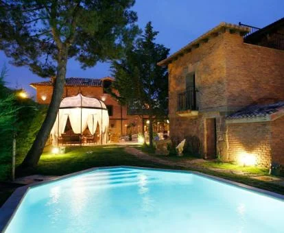 Hotel rural con amplios jardines y piscina al aire libre.