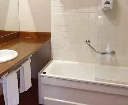 Baño con bañera de hidromasaje de una de las habitaciones del hotel.